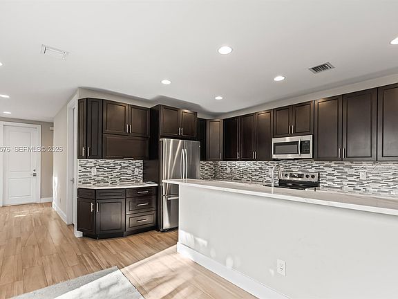 3rd image of 617 SW 17th St