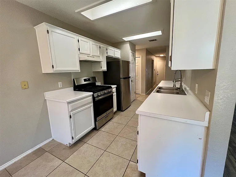 1156 Tetbury Ln — Photo 7