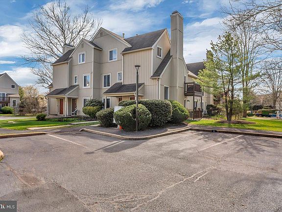 3rd image of 183 Woodlake Dr