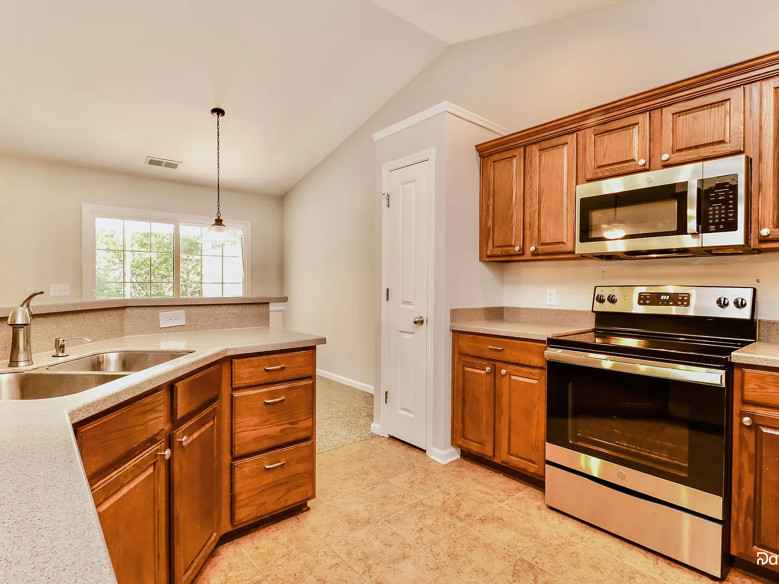 3 bed, 2.0 bath, 1761 sqft, $2,460 — Photo 2