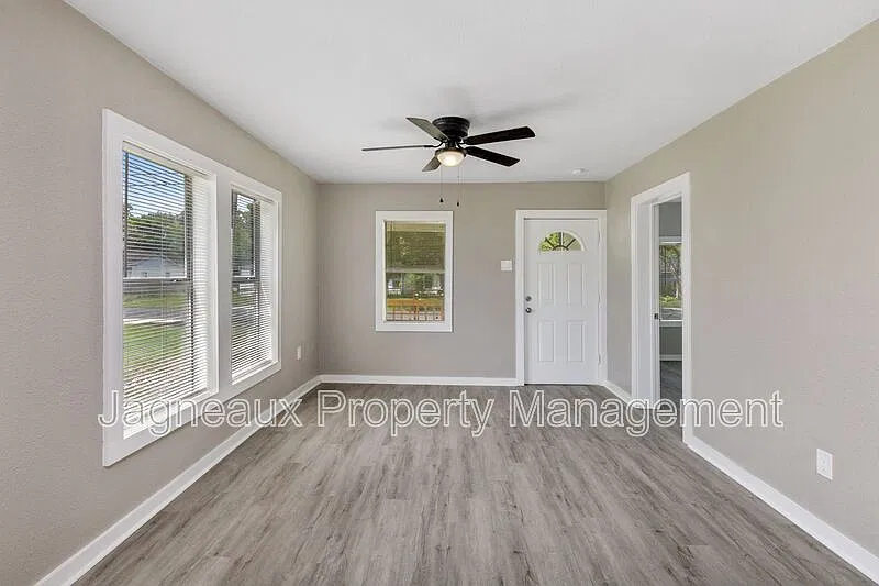 2 bed, 1.0 bath, 900 sqft, $1,000 — Photo 3