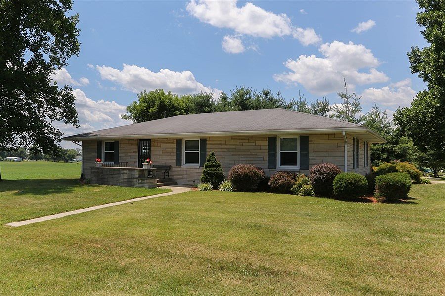 1st image of 2852 N Hillcrest Dr