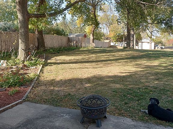 5th image of 608 Lakeshore Dr
