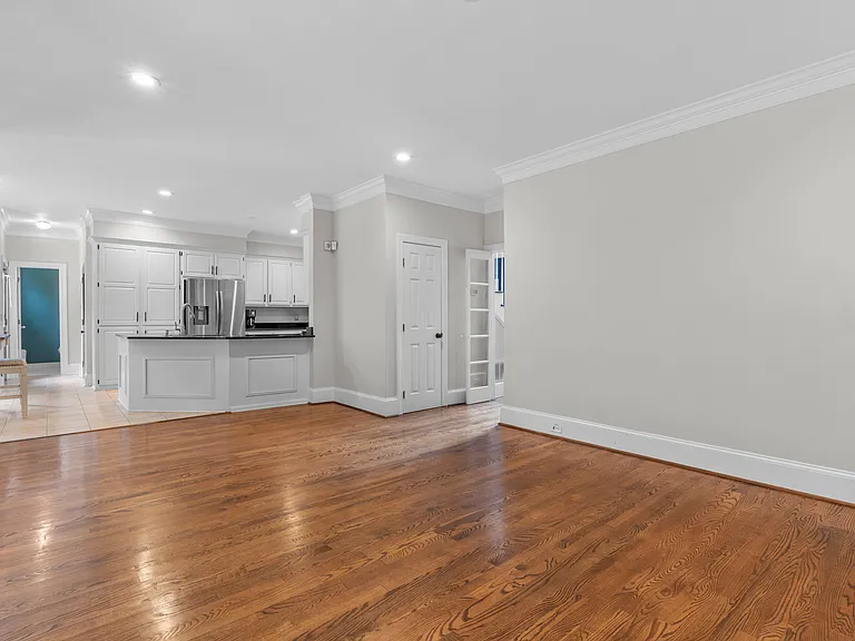 101 Hollingwood Dr — Photo 8