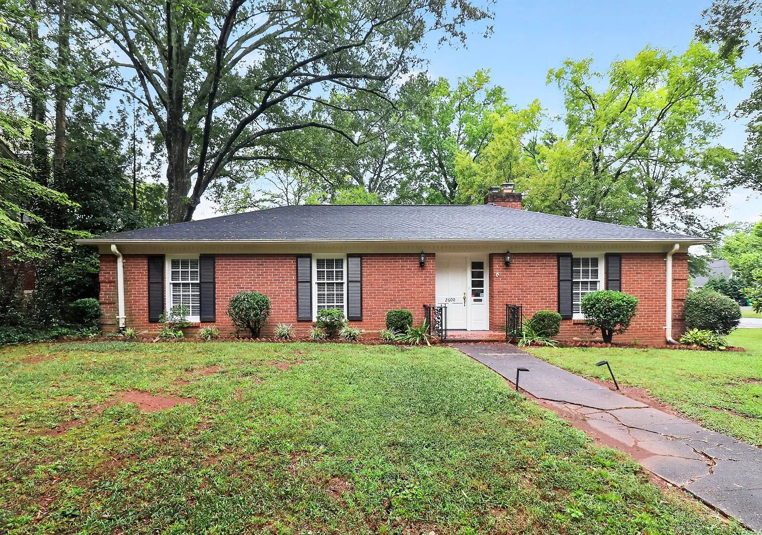 Lovely Three Bedroom Duplex in Myers Park! — Photo 1