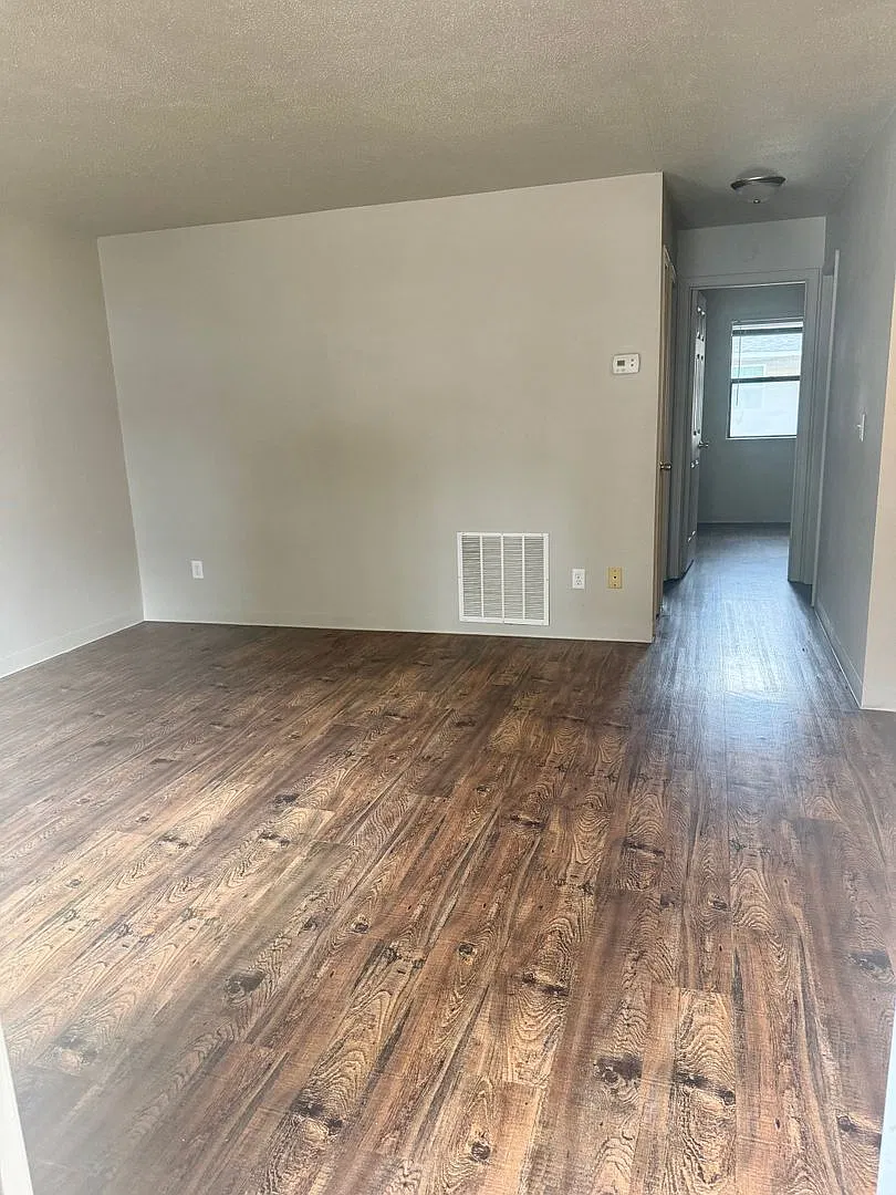 1108 Clemens Rd — Photo 2