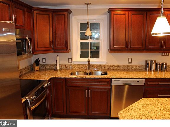 4th image of 204 Oak Dr