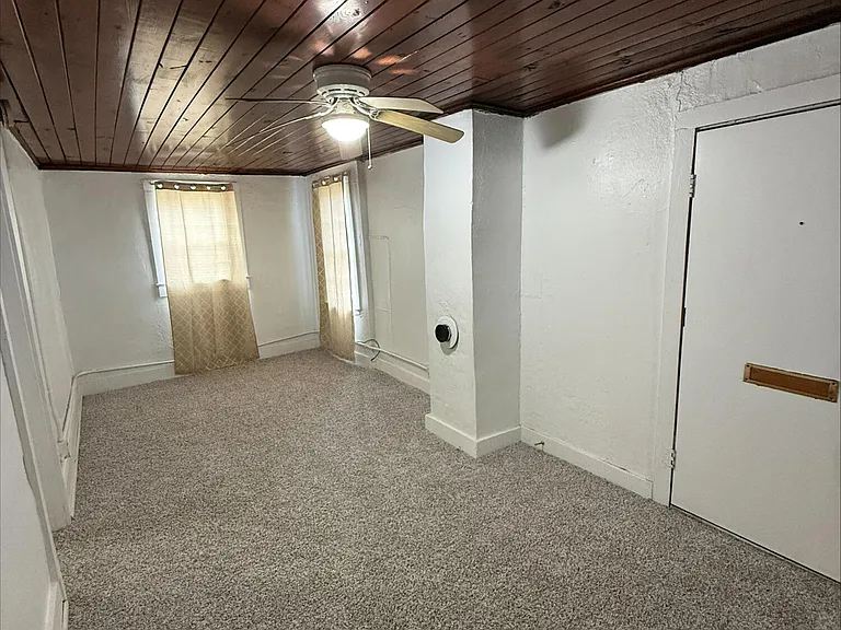 905 Nash St E — Photo 2