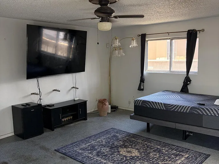 825 Palomas Dr SE — Photo 1