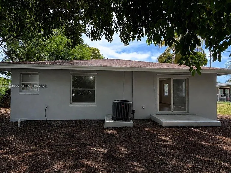 5202 NE 14th Ter — Photo 3