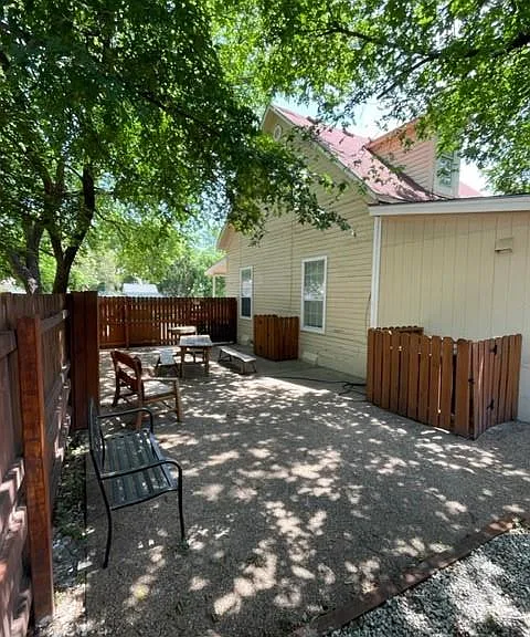 208 Medina St — Photo 11