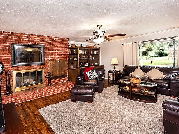 5th image of 1032 W Oak Dr