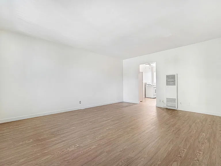 10900 Santa Monica Blvd, prime Westwood! — Photo 10