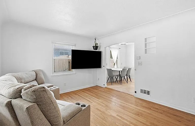 2309 Newark St — Photo 9