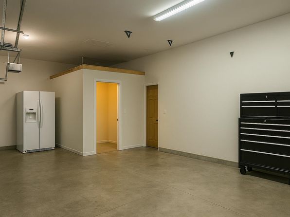 8306 E Crockett Rd, Roscoe, IL 61073
