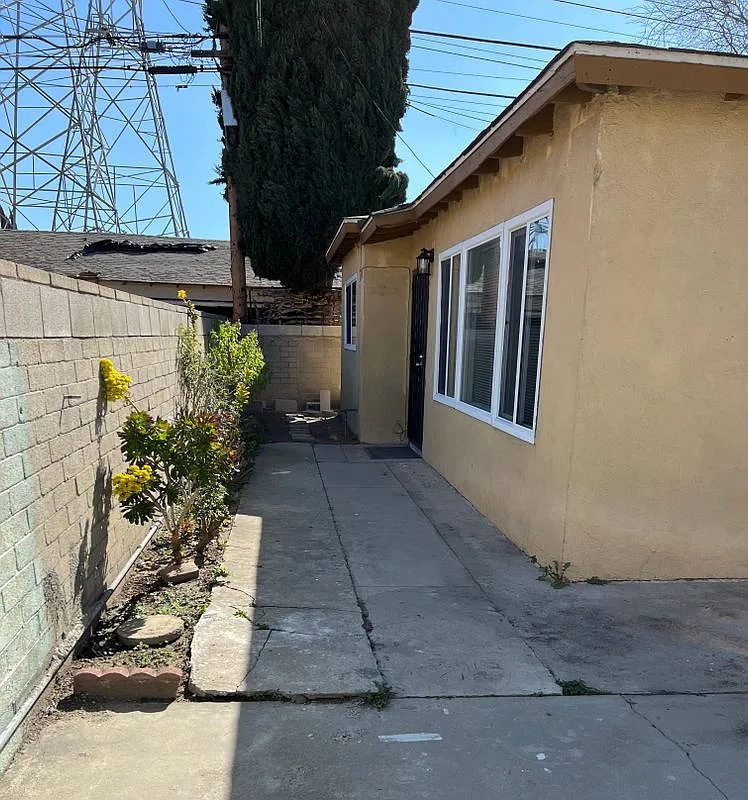 2 bed, 1.0 bath, 946 sqft, $2,700 — Photo 1