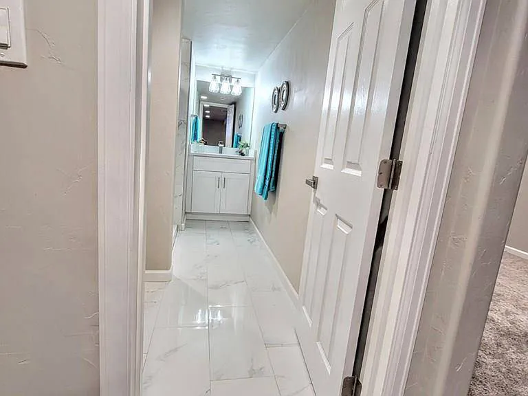 Aqua Ave — Photo 2