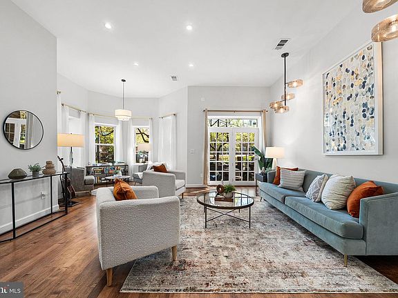 5th image of 656 9th St NE