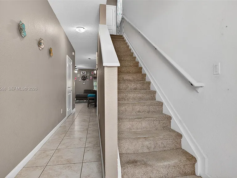 4044 NW 11th St #4044 — Photo 2