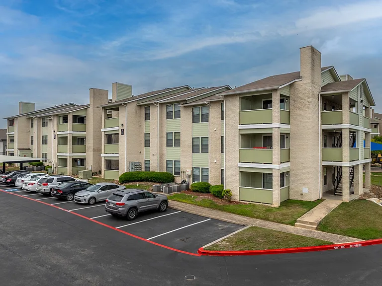 Palisades Park Apartments — Photo 9