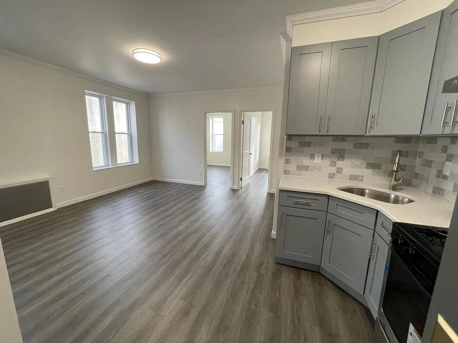 3 bed, 900 sqft, $2,700 — Photo 2