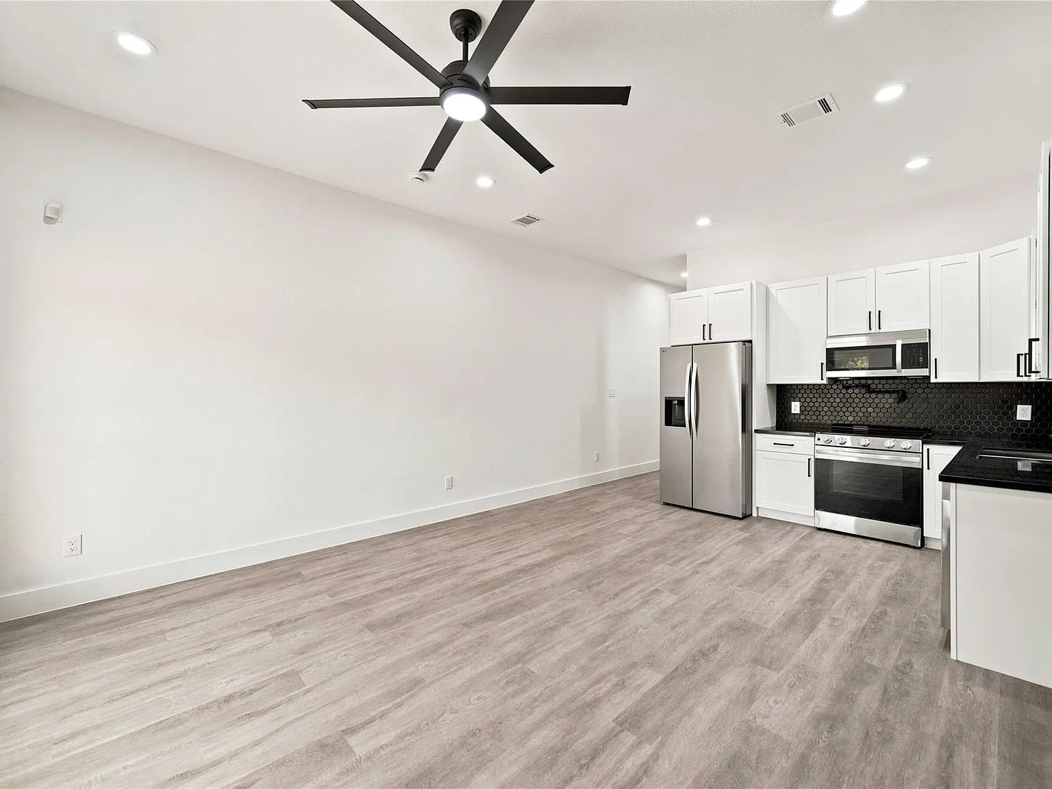 3 bed, 2.0 bath, 1150 sqft, $1,900 — Photo 3