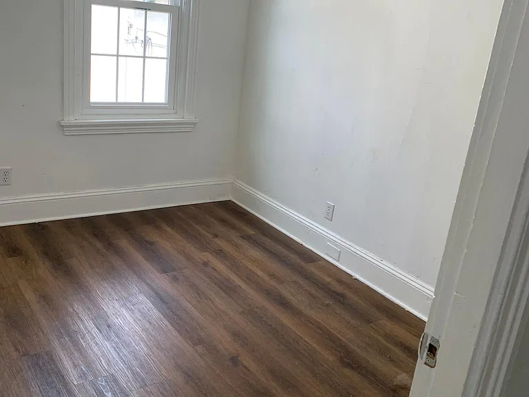 28 W King St — Photo 10