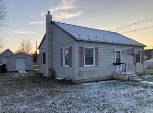 1102 E 4th St, Vinton, IA 52349