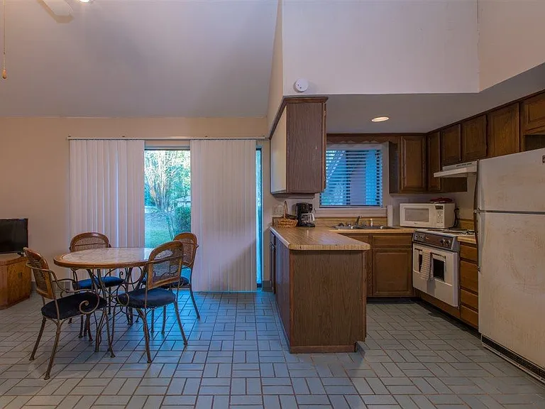 409 Club Villa — Photo 6