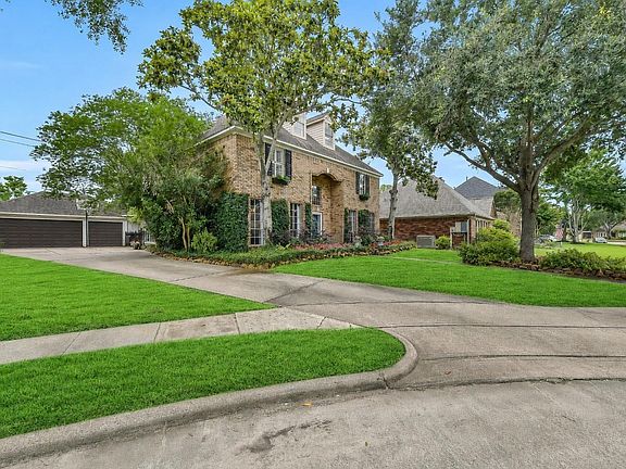 3rd image of 2111 Riverside Dr