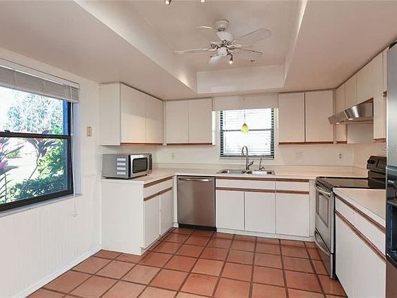4th image of 611 Oak Hill Cir #30