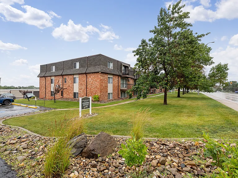 Country Bluff Apartments — Photo 32