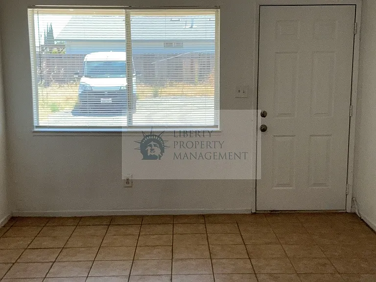 953 W Yosemite Ave #12 — Photo 2