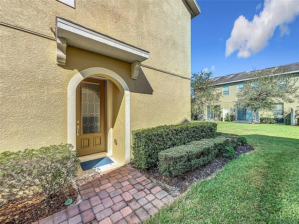 3 bed, 2.5 bath, 1656 sqft, $2,400 — Photo 2