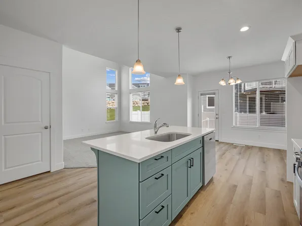 1048 N Wayne Dr, Saratoga Springs, UT 84045