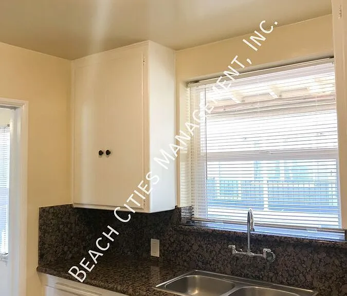 945 E Carson St — Photo 11