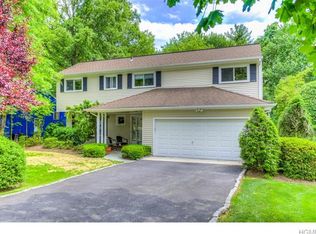 15 Dora Ln, New Rochelle, NY 10804