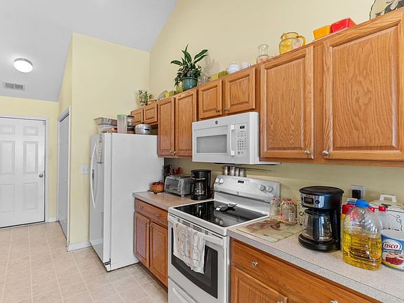 5th image of 146 Seville Dr.