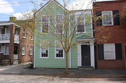 137 Wentworth St Photo 1