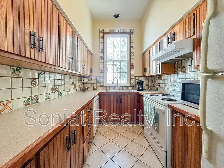 2726 Prytania St #7 — Photo 17
