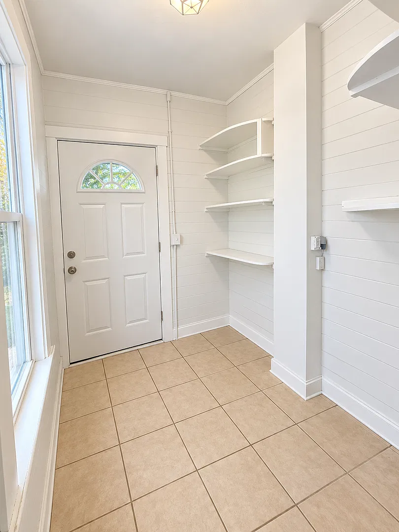 Spacious 3-Bedroom, 2-Bathroom Apartment — Photo 2