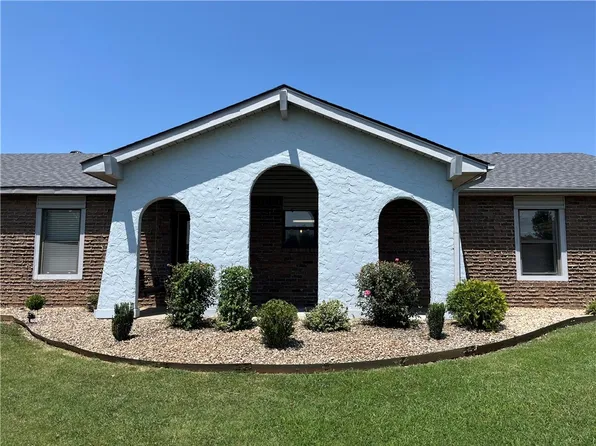 2601 W Oak St, Rogers, AR 72758