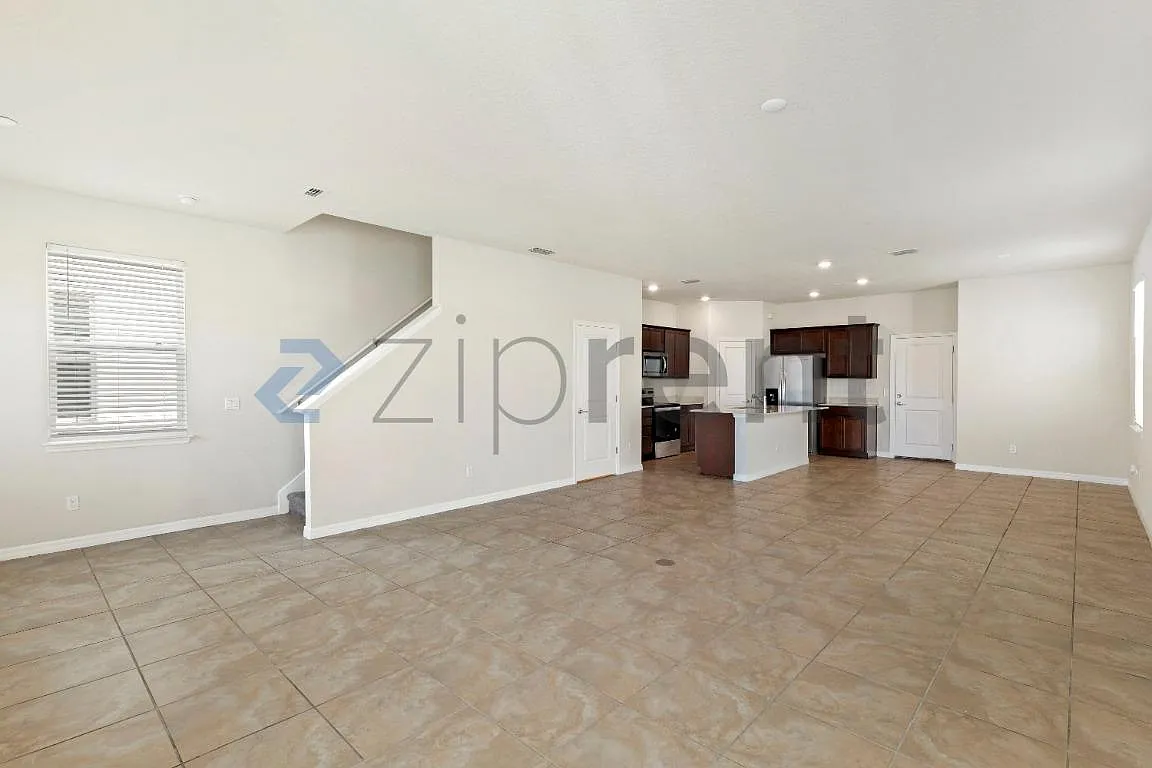 3 bed, 2.5 bath, 2292 sqft, $2,025 — Photo 3