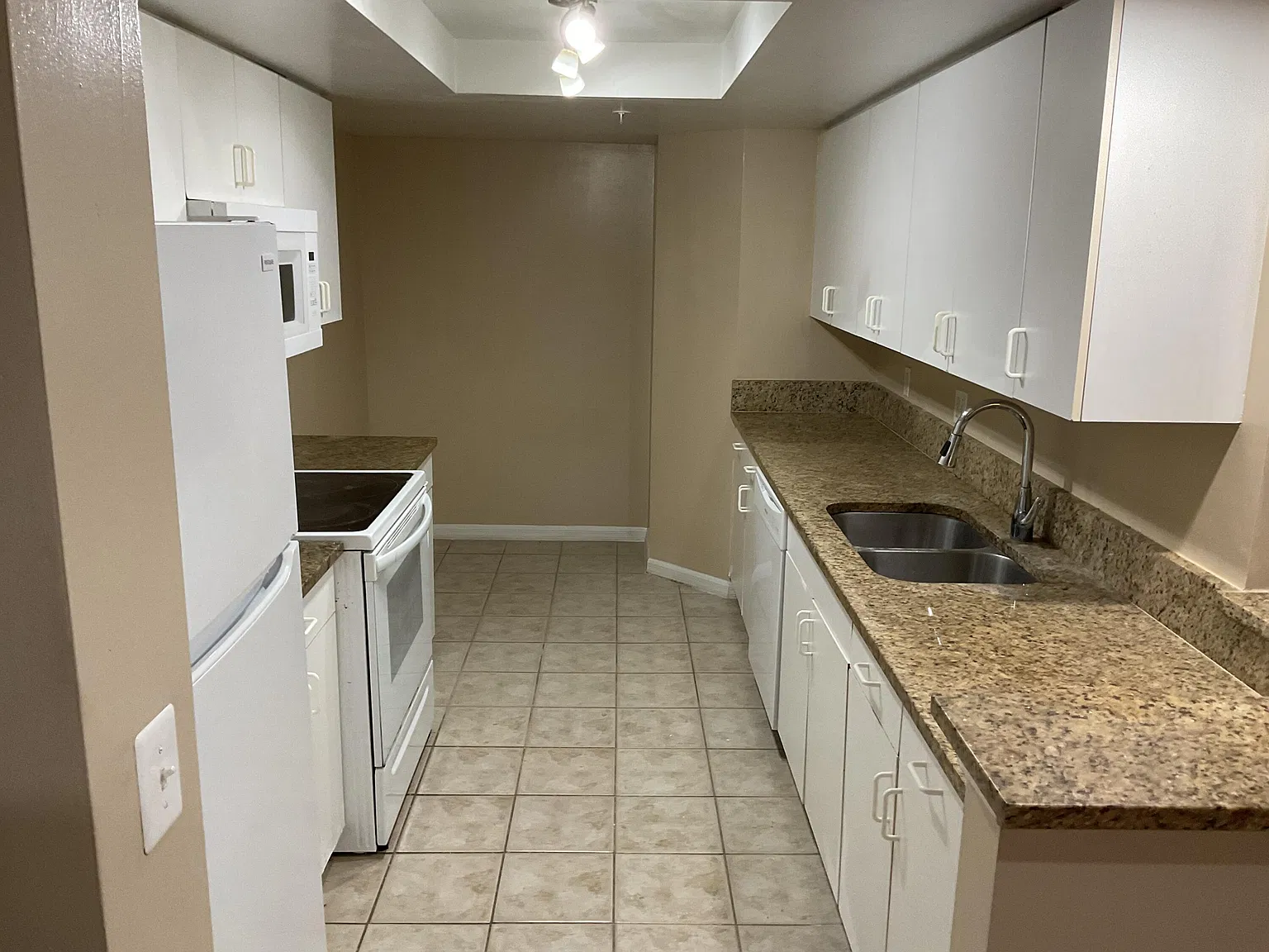 3 bed, 2.0 bath, 1220 sqft, $2,350 — Photo 2
