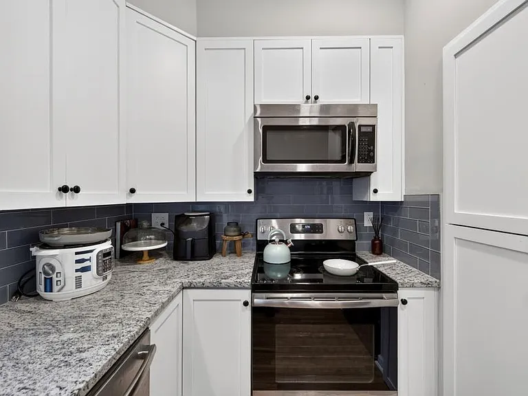 312 W 10th St — Photo 21