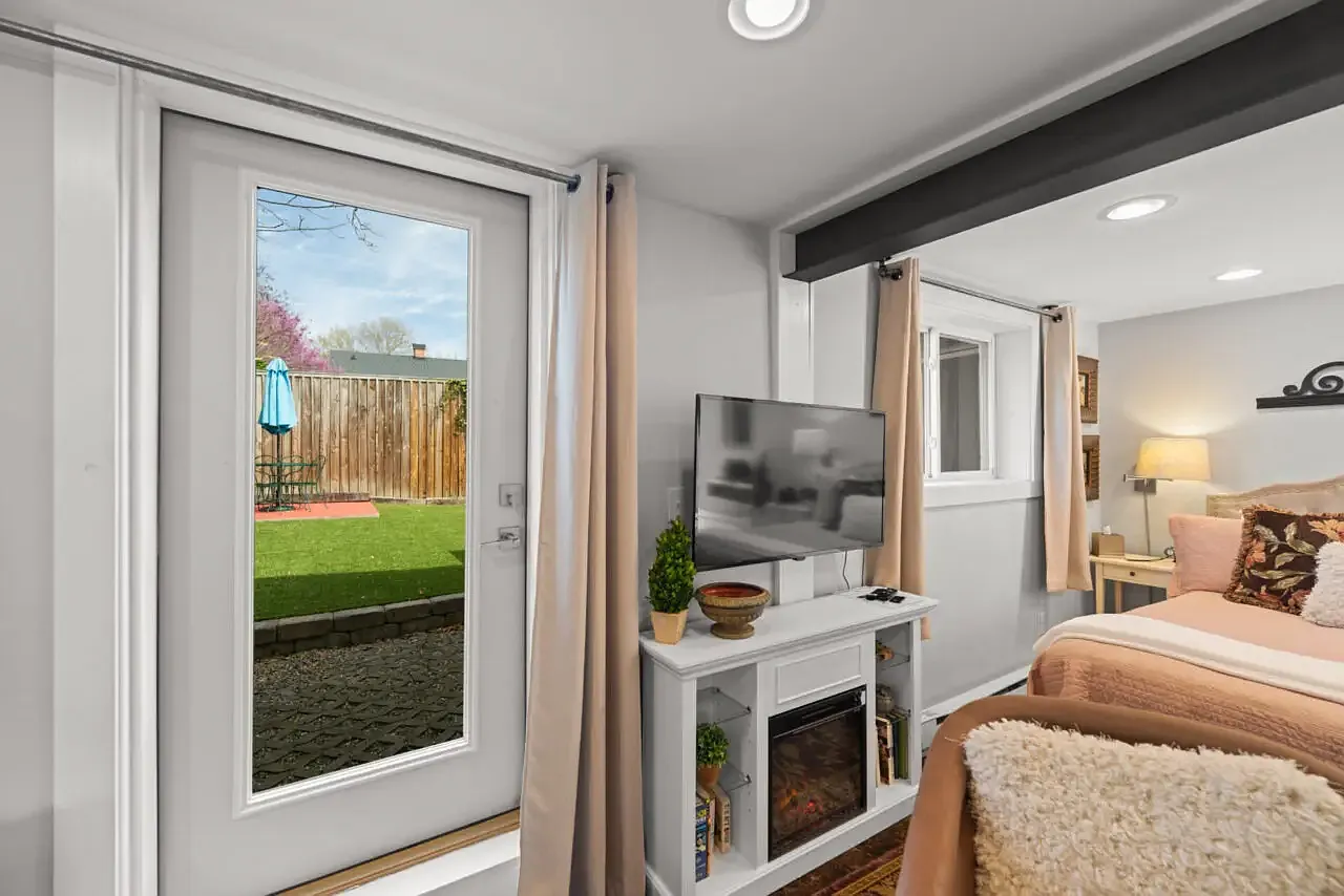 Studio, 300 sqft, $1,595 — Photo 4