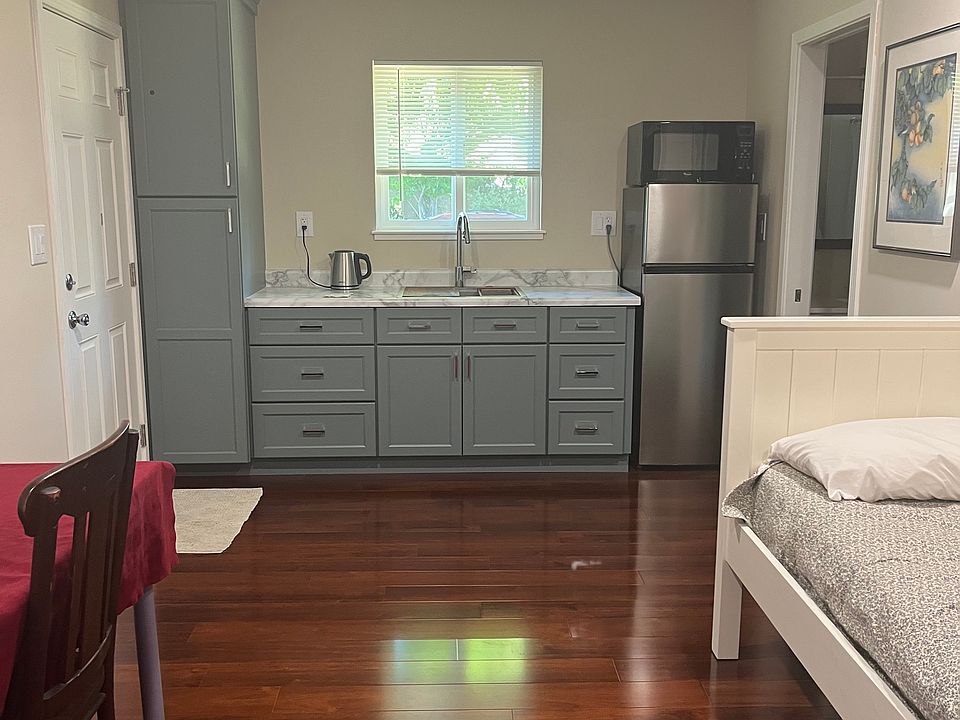 2nd image of 225 Jeanne Dr