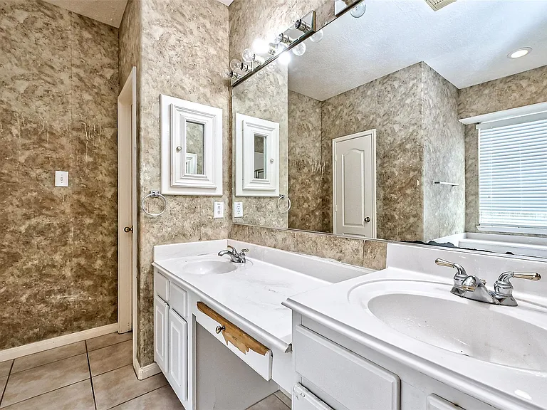 6806 Rhodes Ct — Photo 41
