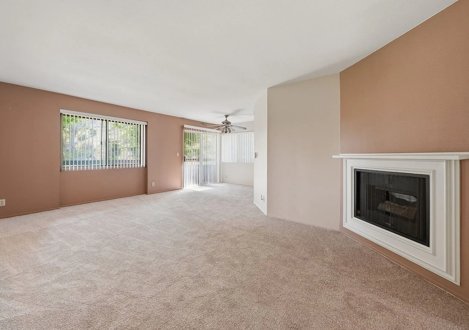 Great Location overlooking park and pool — Photo 4