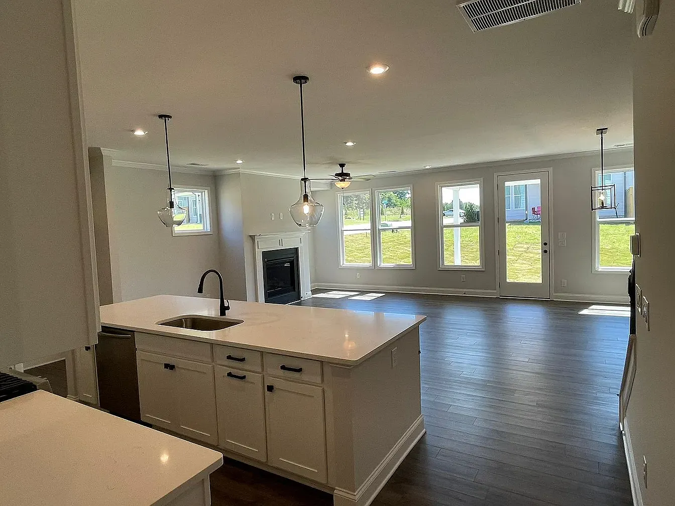 3 bed, 2.5 bath, 2400 sqft, $3,100 — Photo 3